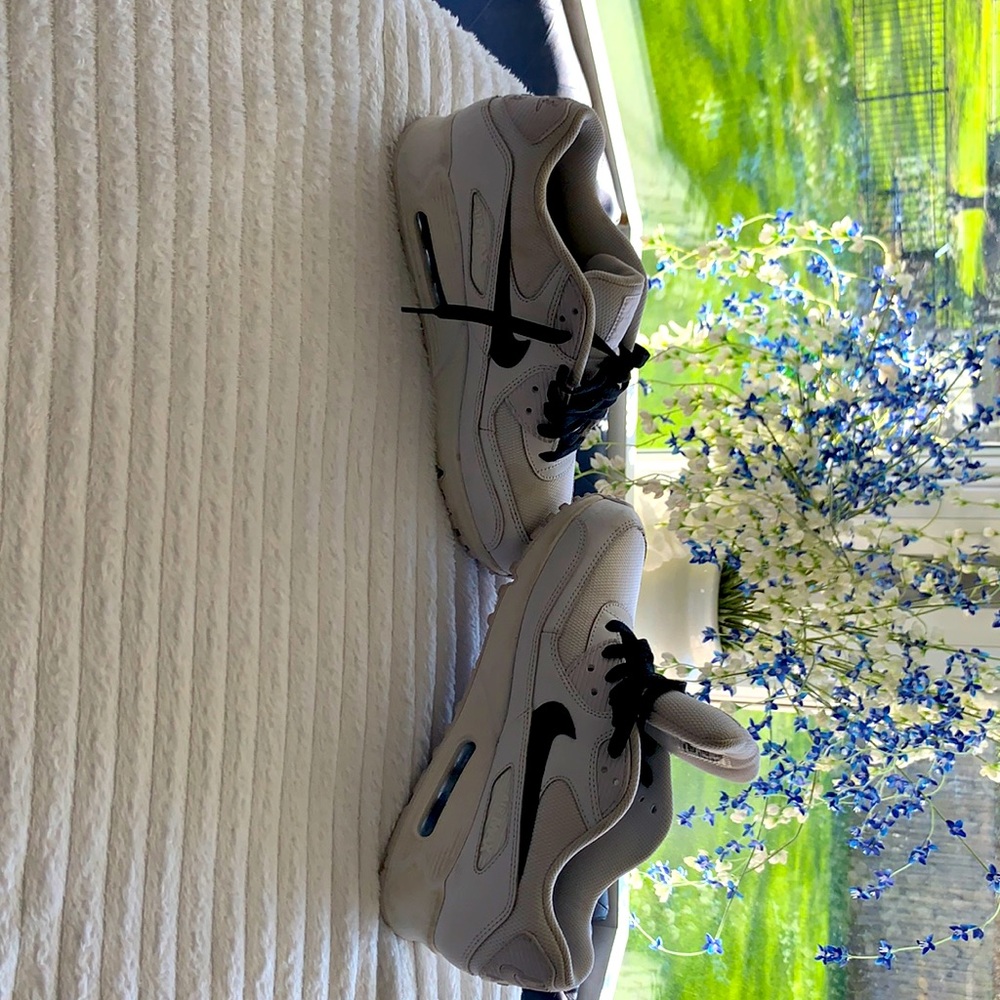 Women’s 9.5 Air Max special order athletic shoes .